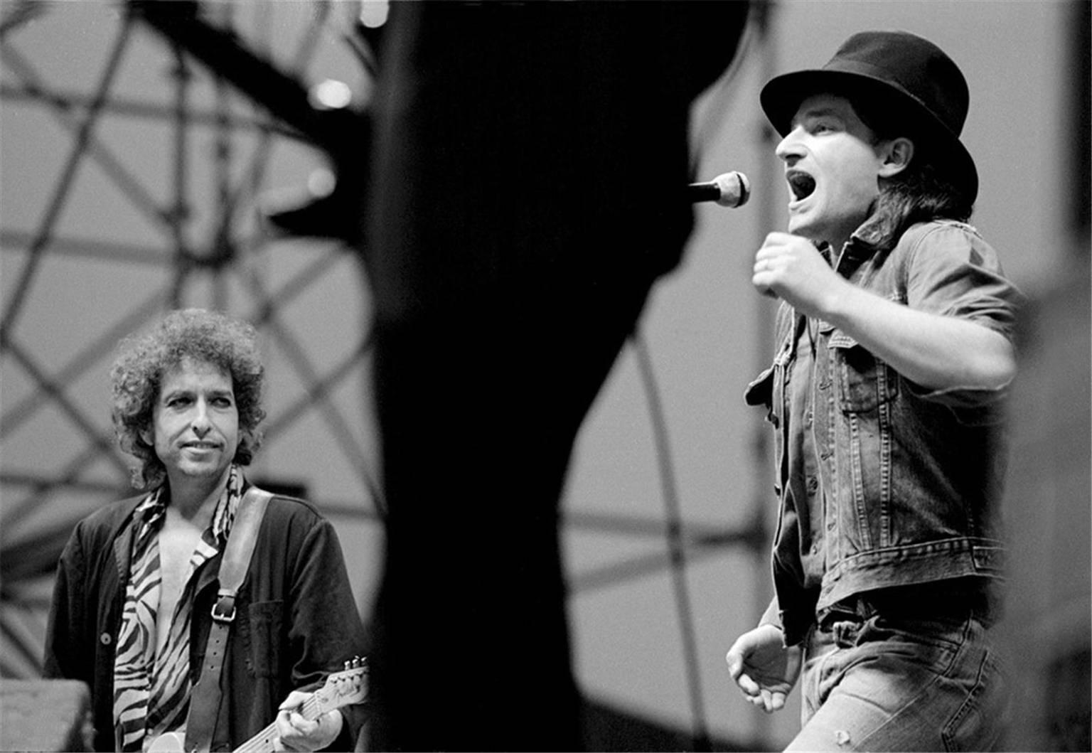 Colm Henry Black and White Photograph – Bono und Bob Dylan bei einem Konzert, 1985