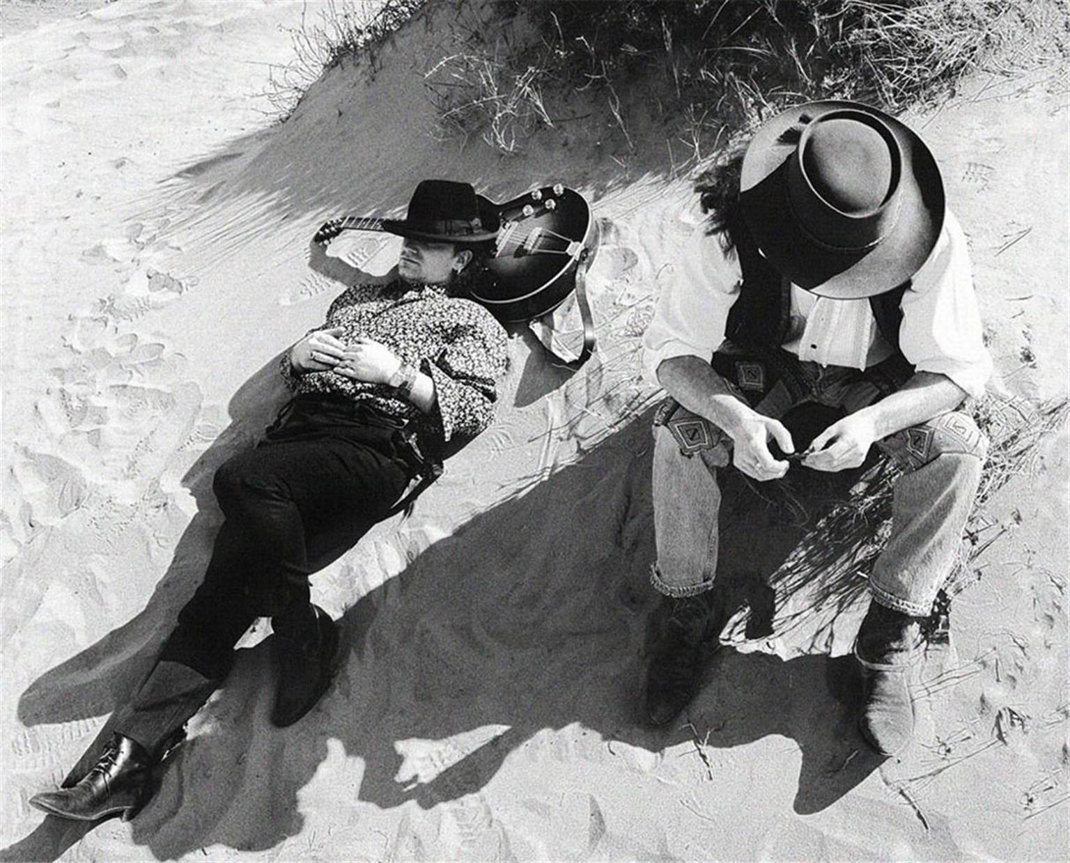 Colm Henry Black and White Photograph – U2 – Bono & Edge am Ostia Beach, Italien