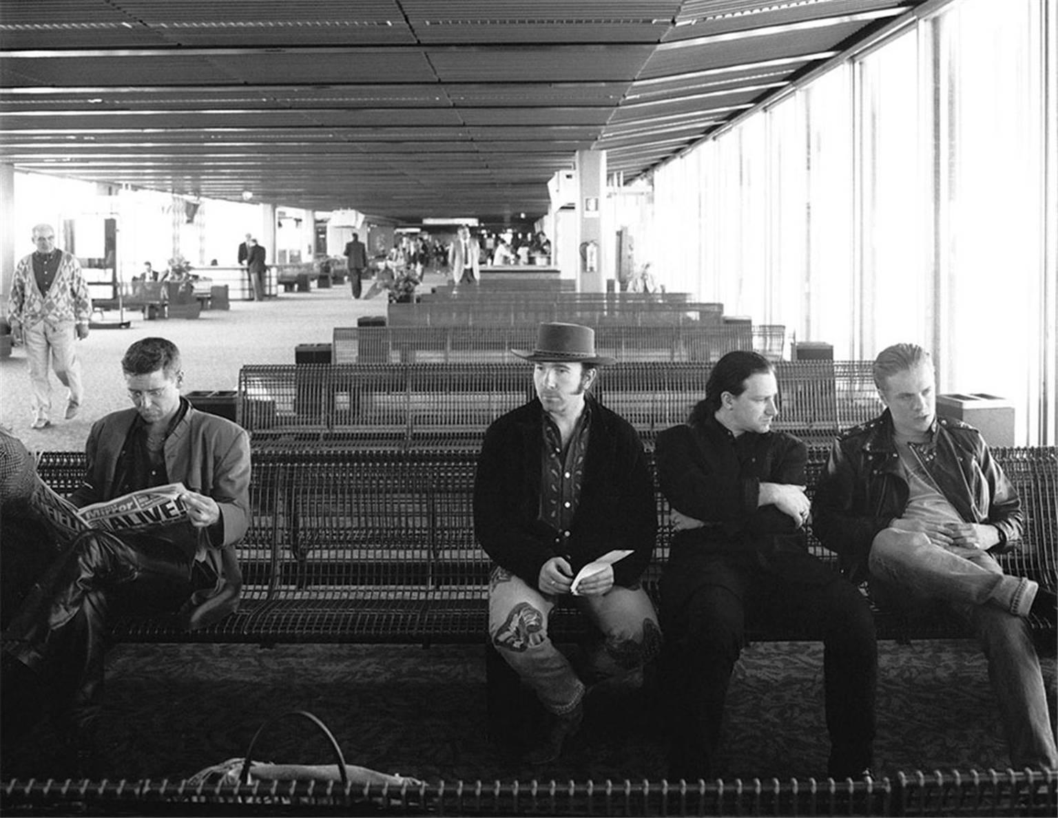 Colm Henry Black and White Photograph – U2 wartend am Romer Flughafen im Jahr 1989