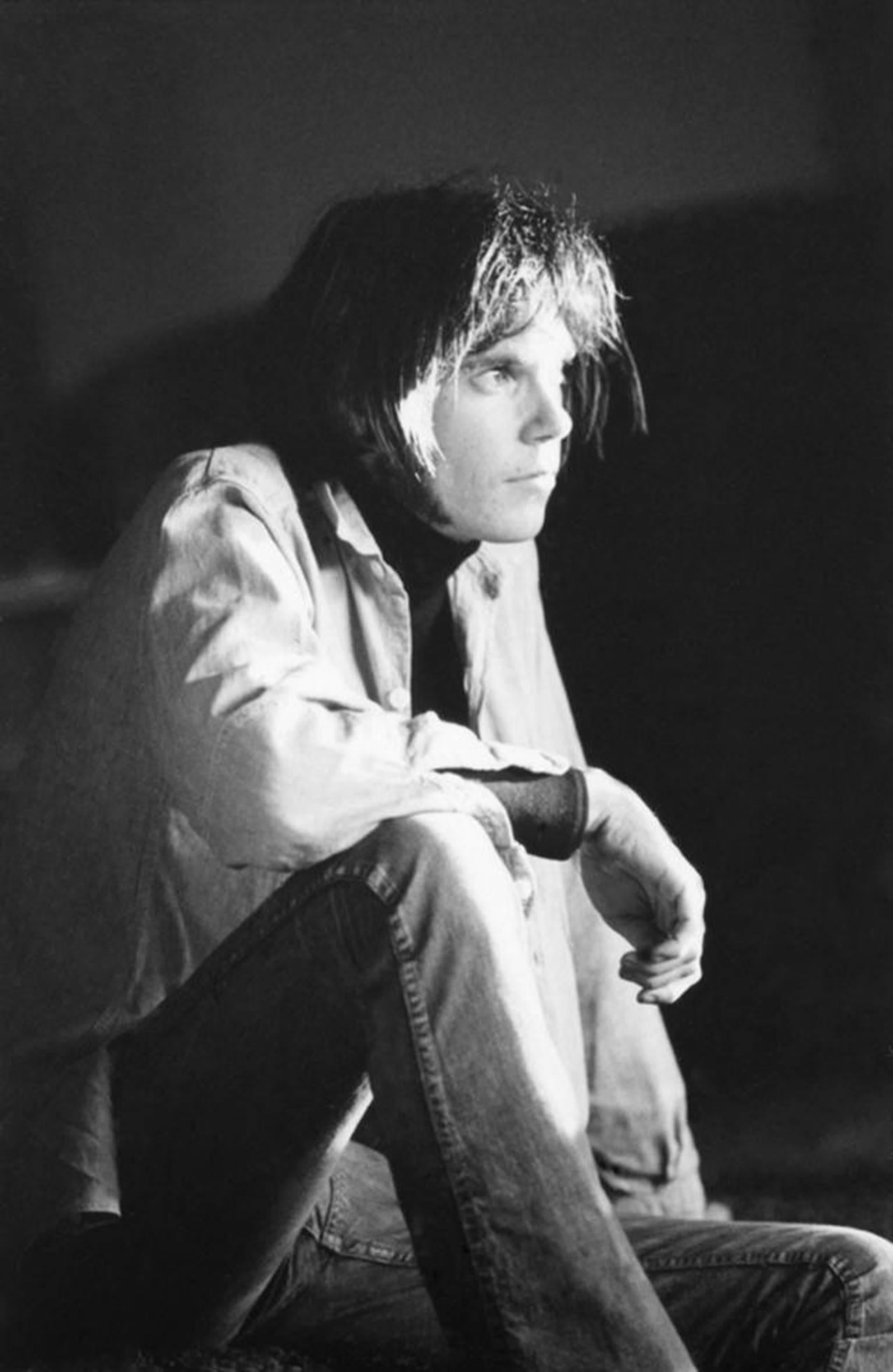 Graham Nash Black and White Photograph – Neil Young