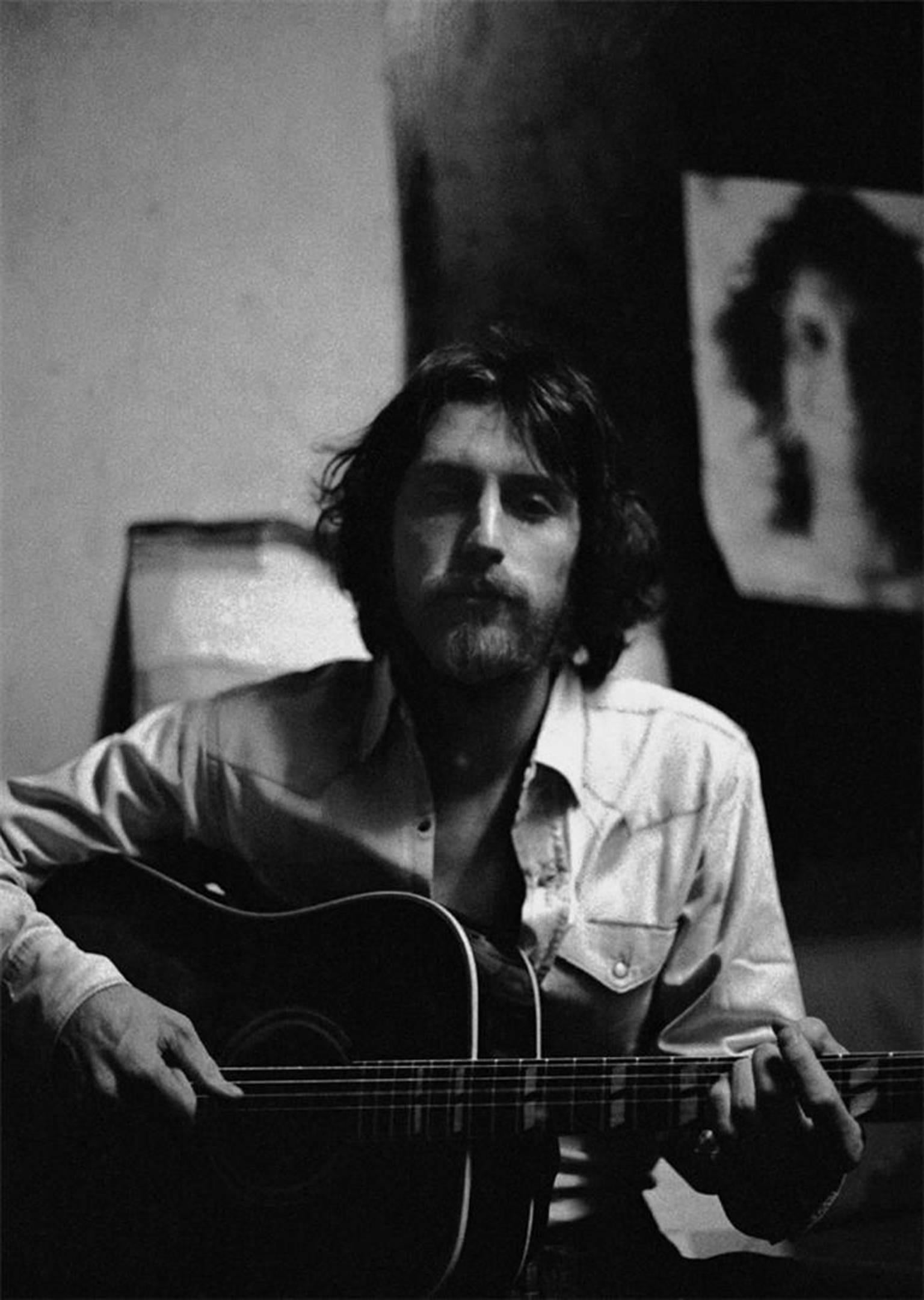 Black and White Photograph de Graham Nash - John David Souther, 1971