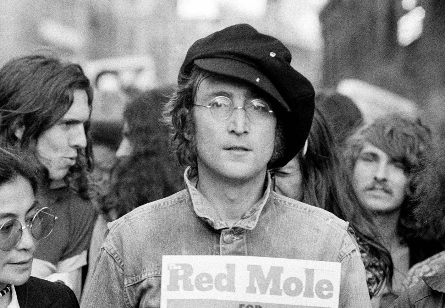 Rowland Scherman Black and White Photograph – John Lennon , „Mole“