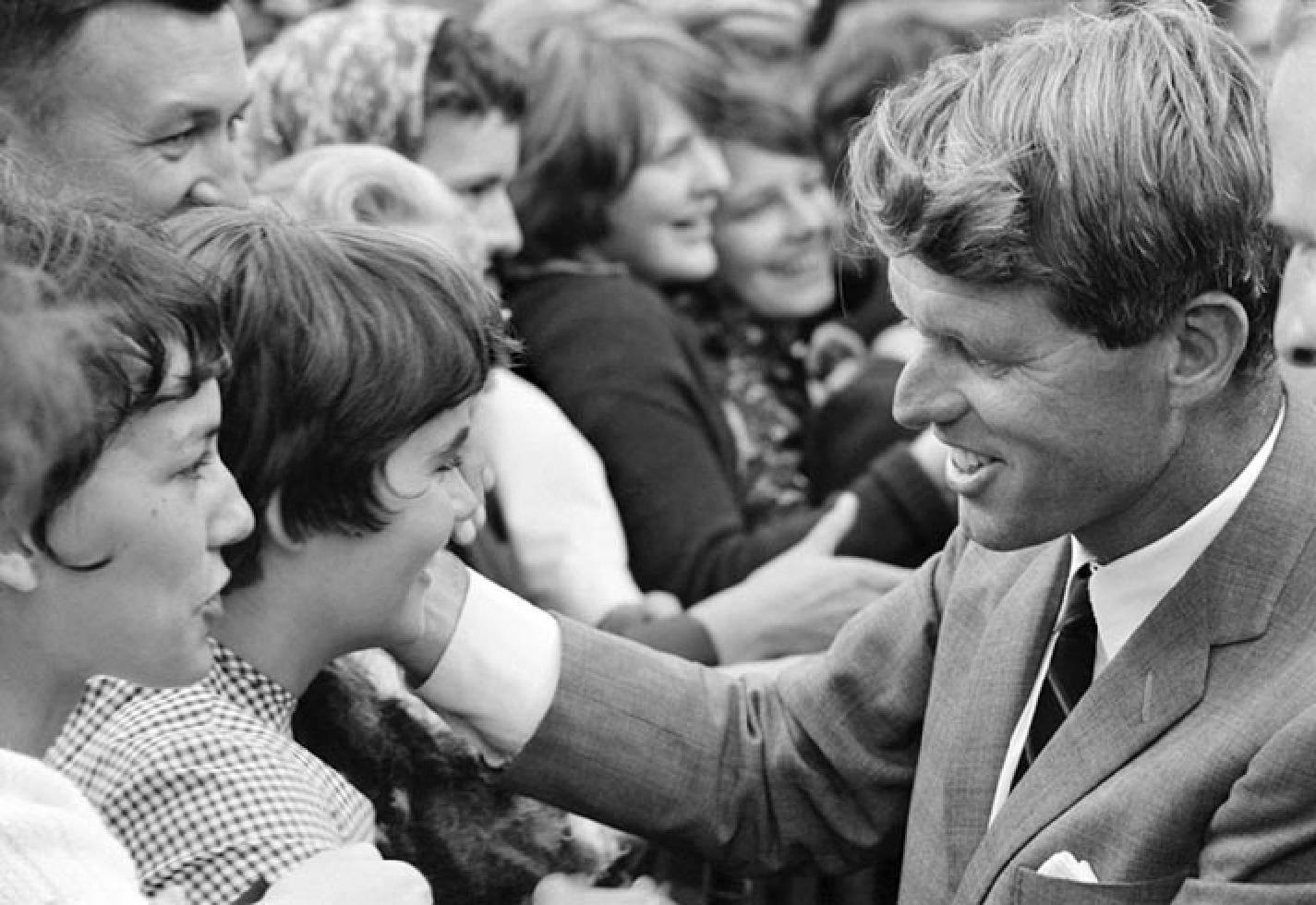 Rowland Scherman Black and White Photograph – Bobby Kennedy (BoBobby Kennedy)