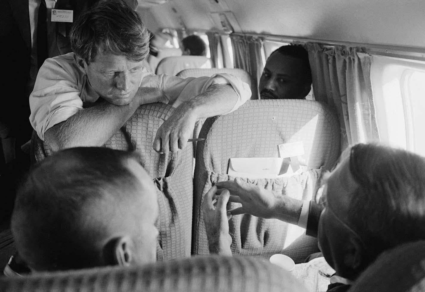 Rowland Scherman Black and White Photograph – Bobby Kennedy auf einem Privatflugzeug