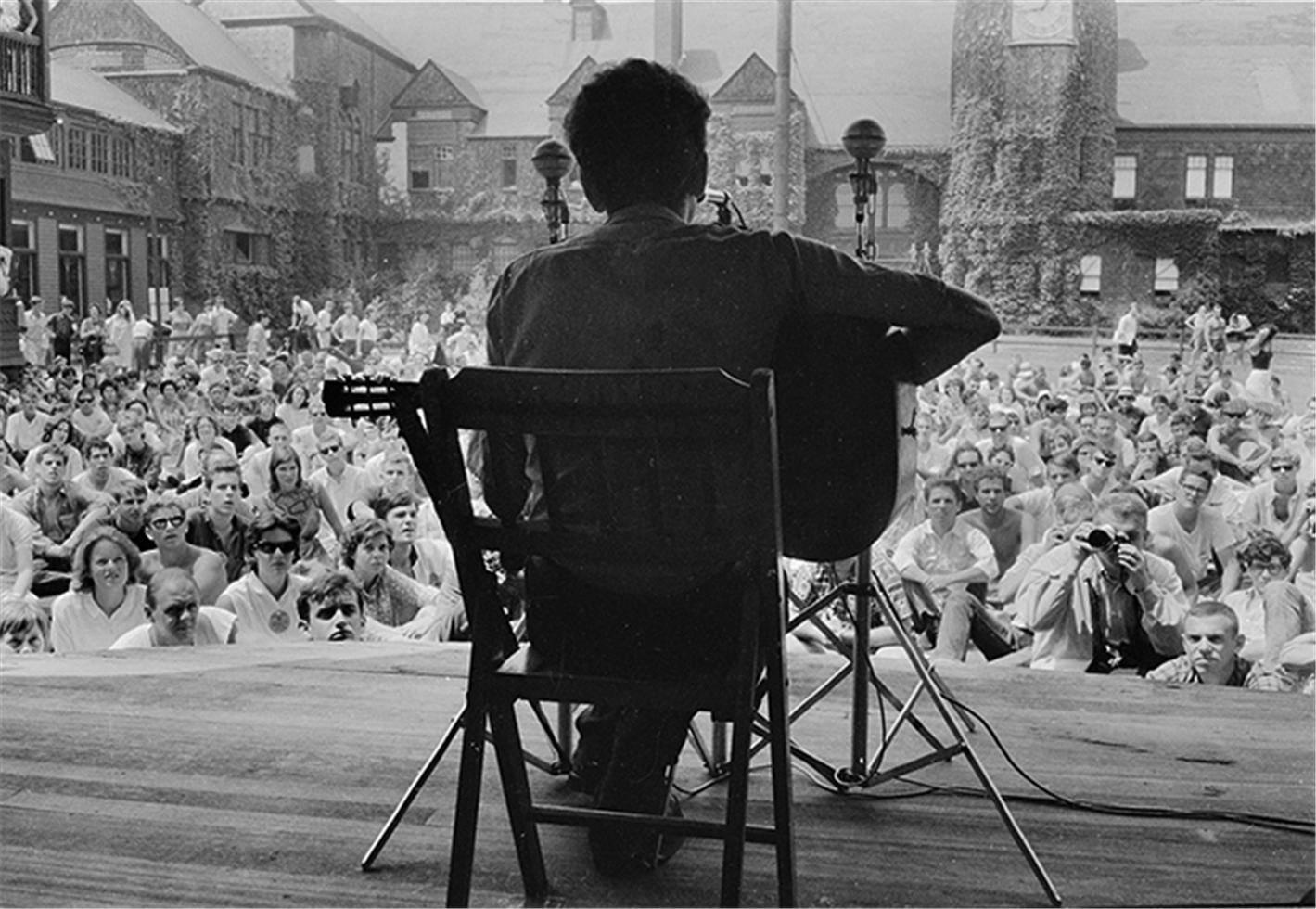 Rowland Scherman Black and White Photograph – Bob Dylan, Newport, RI, 1963