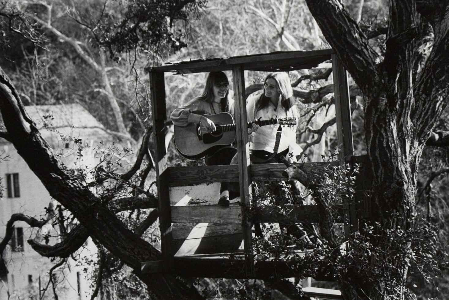 Rowland Scherman Black and White Photograph – Judy Collins und Joni Mitchell, Los Angeles, CA