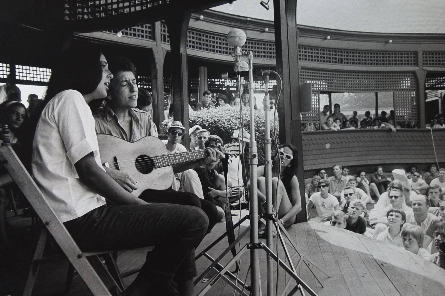 Rowland Scherman Black and White Photograph – Bob Dylan und Joan Baez, Newport, RI, 1963