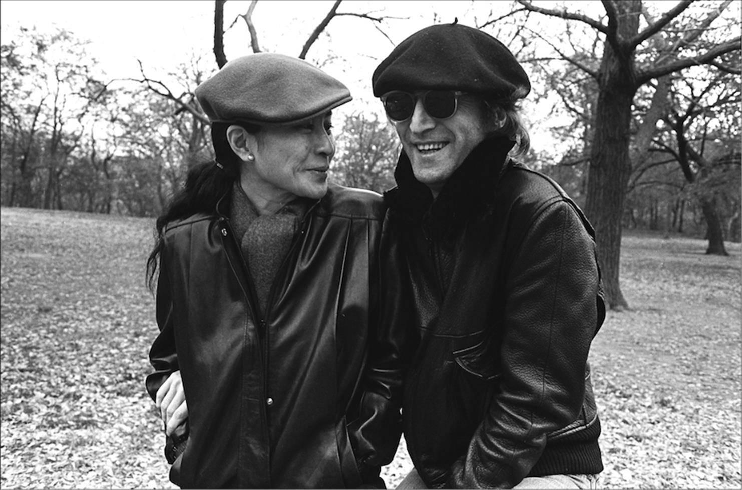 Allan Tannenbaum Black and White Photograph - John Lennon and Yoko Ono, Central Park, NYC, 1980