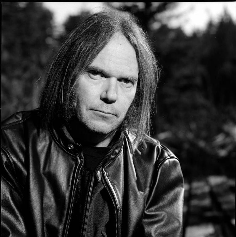 Jay Blakesberg – „Neil Young, Broken Arrow Ranch, 1991“ im Angebot bei ...