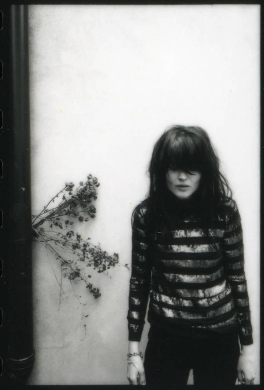 Jamie Hince Black and White Photograph – Alison Mosshart, Streifen
