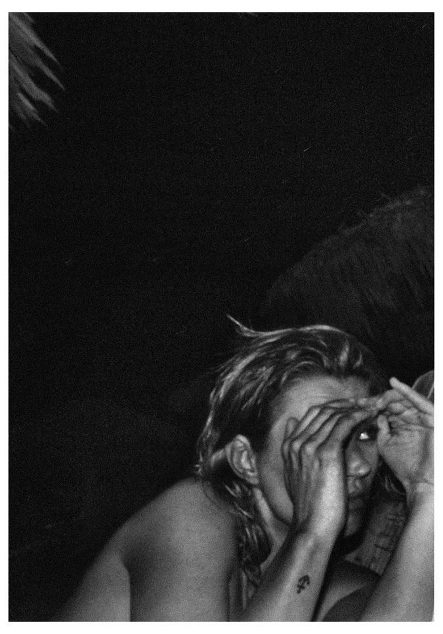 Jamie Hince Black and White Photograph – Kate Moss aus Kate