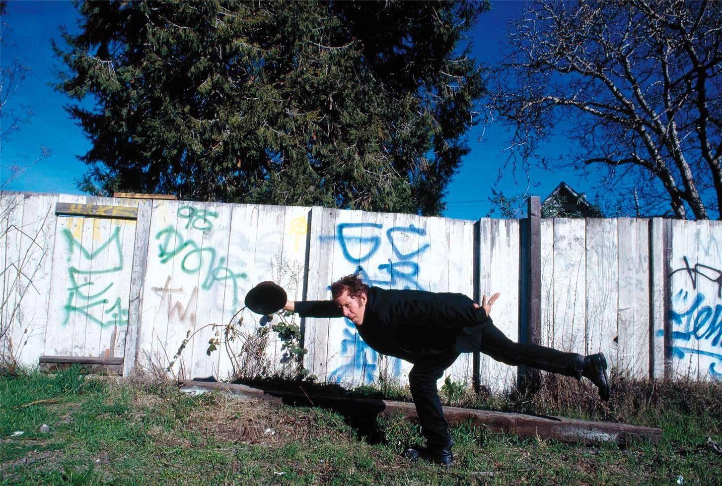 Guido Harari Color Photograph – Tom Waits, Santa Rosa, Kalifornien, 1999