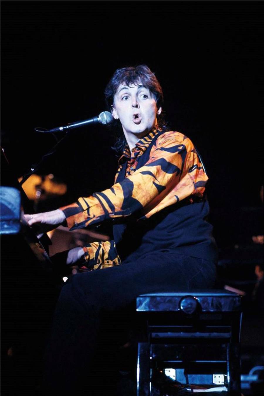 Guido Harari Color Photograph – Paul McCartney, The Beatles, Rom, 1989