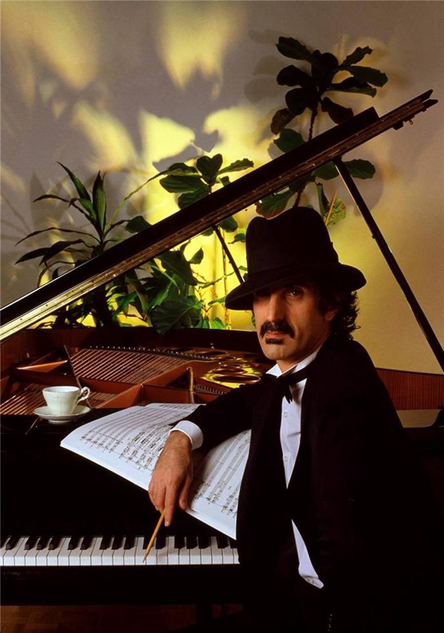 Guido Harari Portrait Photograph – Frank Zappa, LA, 1982