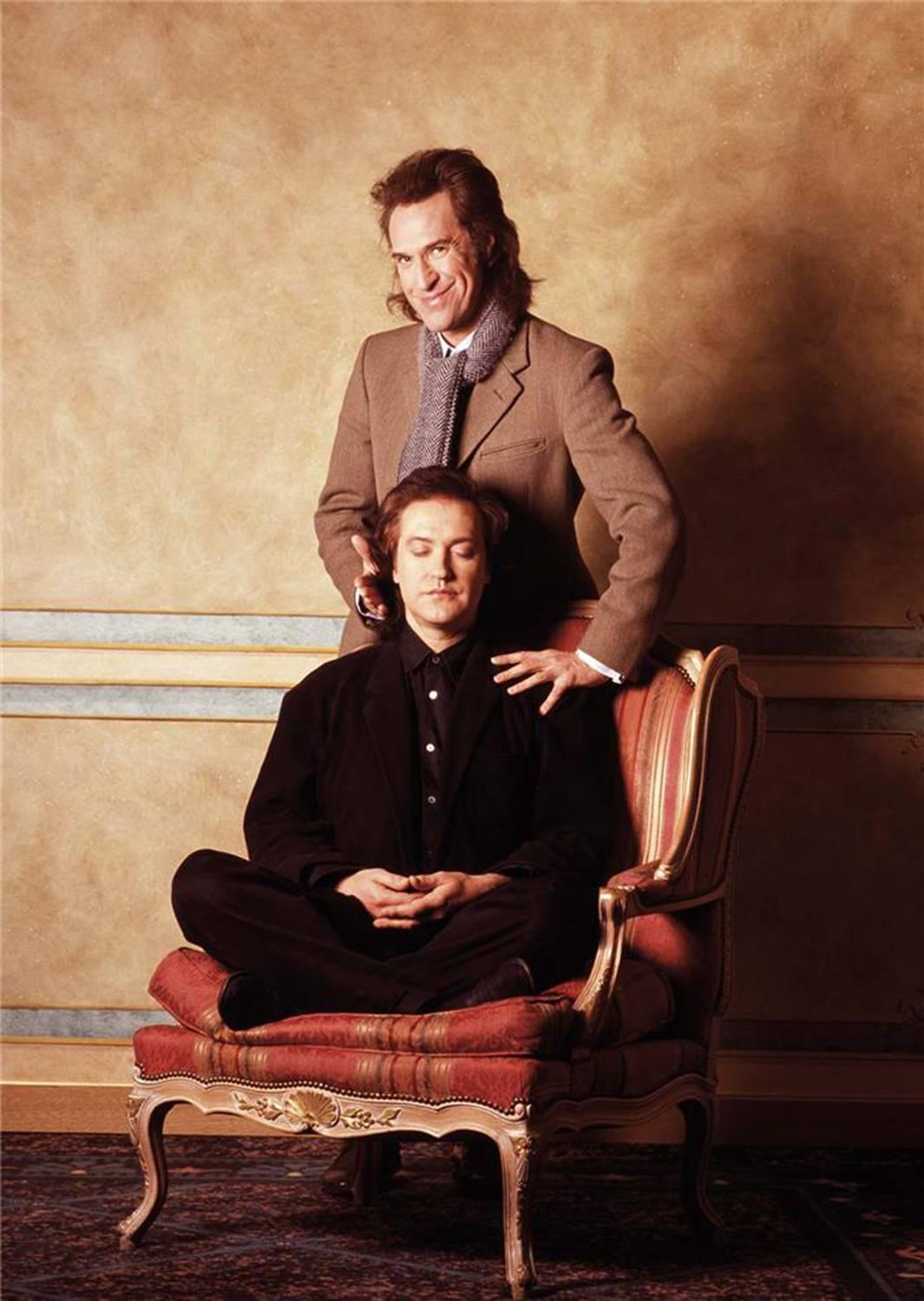 Guido Harari Portrait Photograph – Dave und Ray Davies, The Kinks, Mailand, 1993