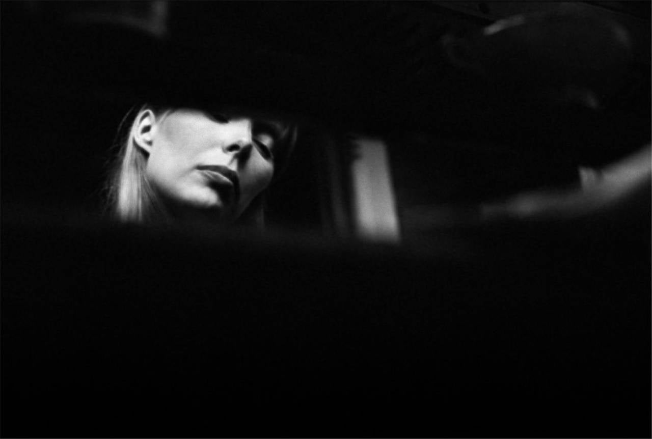 Graham Nash Black and White Photograph – Joni „Listen Sie Musik“