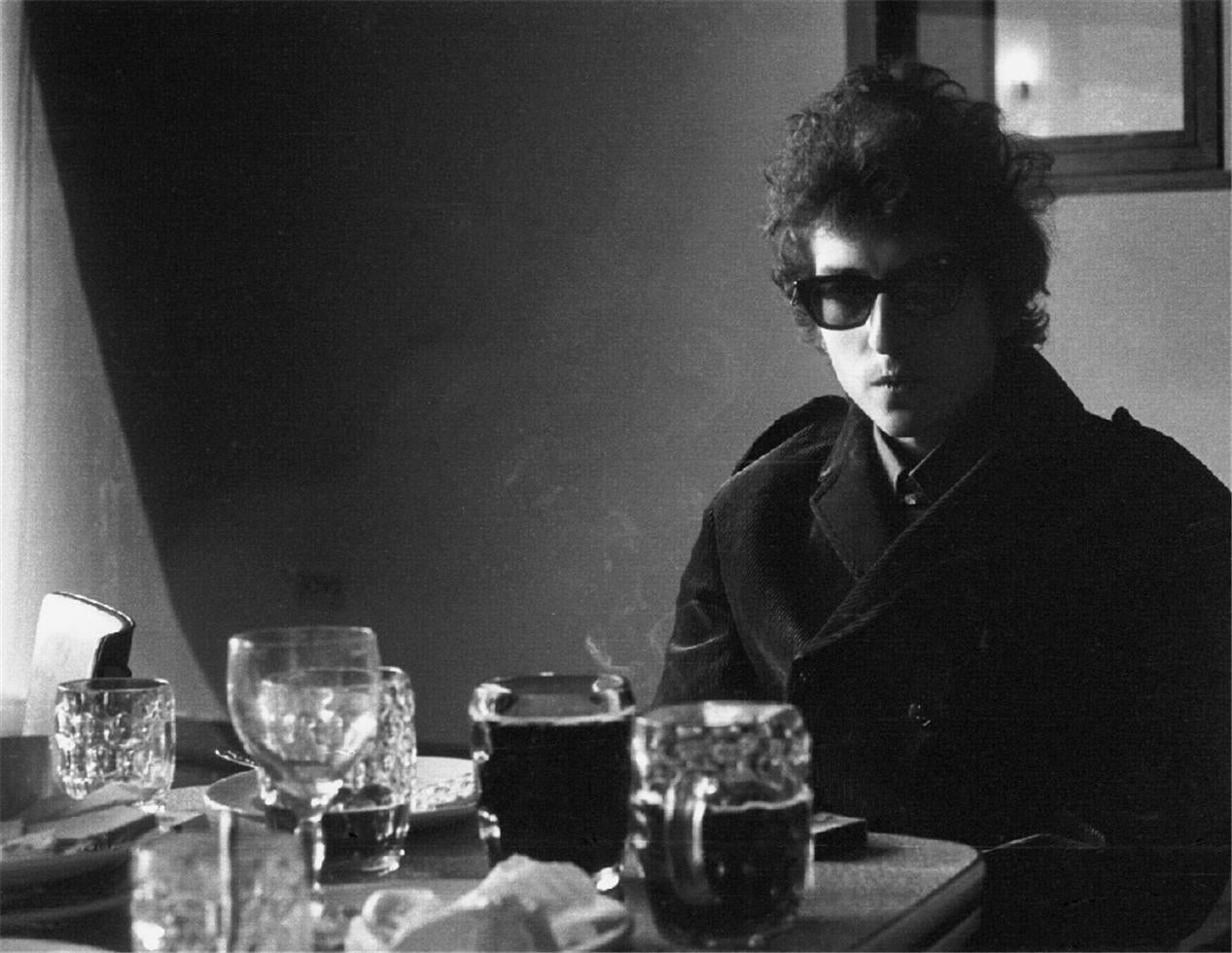 Barrie Wentzell Black and White Photograph – Bob Dylan, BBC-Fernsehstudios, London