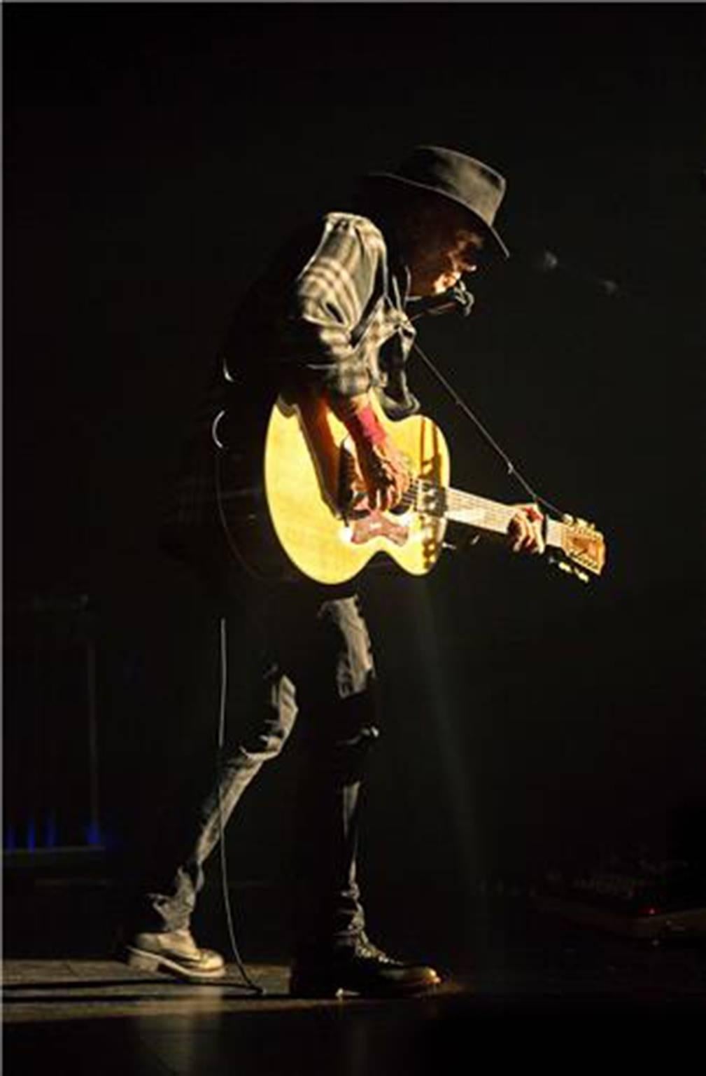 Color Photograph de Julie Gardner - Neil Young en "Light Up The Blues", 2016