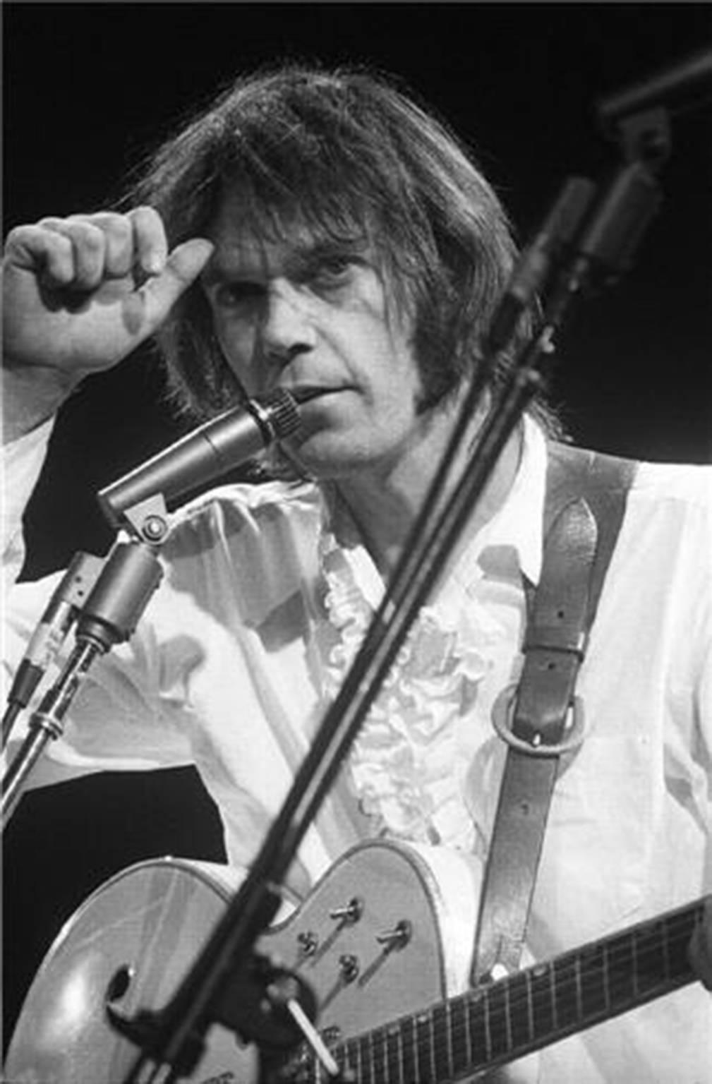 Henry Diltz Black and White Photograph – Neil Young, 1971