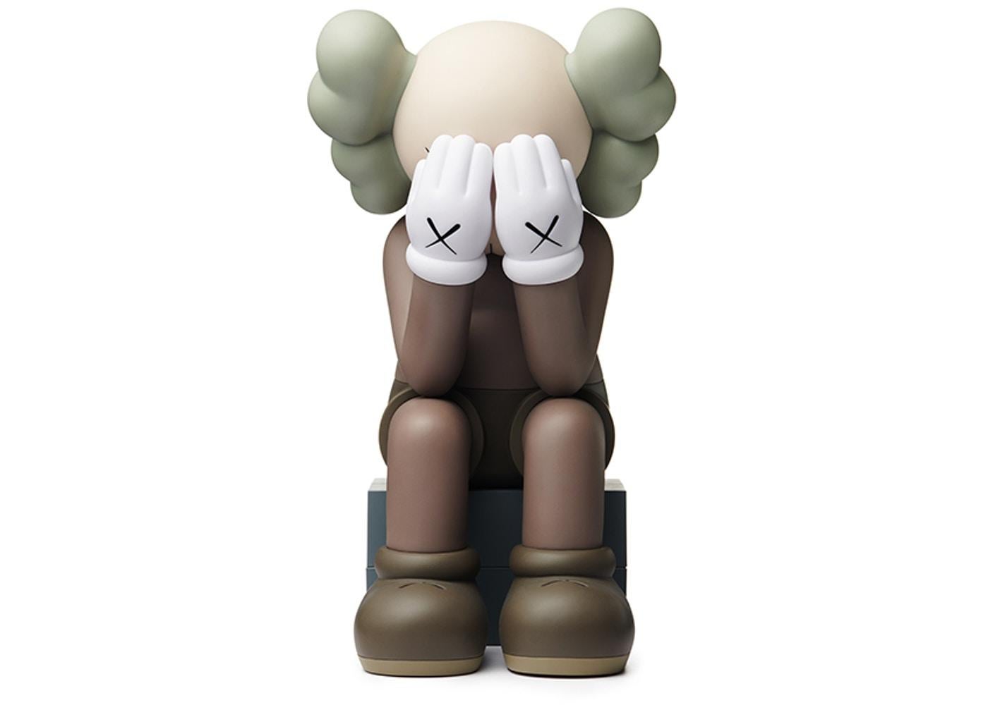 Passing Through (Brown)
Date of creation: 2018
Medium: Sculpture
Media: Vinyl
Edition: Unknown and sold out
Size: 20 x 8.6 x 13 cm.
Observations: Vinyl sculpture published in 2018 by KAWS/ORIGINALFAKE & Medicom Toys. Sent inside its original box.