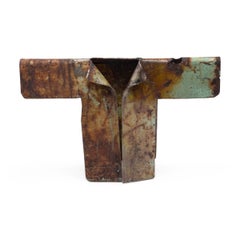"Giacca Tiny Ombre", scultura in acciaio trovata