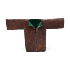 "Giacca verde con colletto piccolo", scultura in acciaio trovata