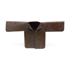 "Giacca di ruggine minuscola", scultura in acciaio trovata
