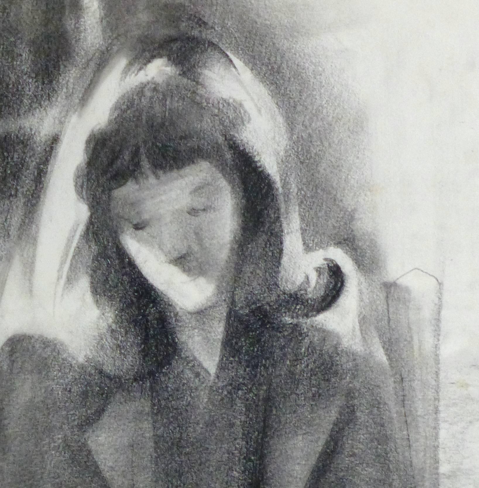 Portrait serein au fusain d'une jeune femme, tranquillement assise et lisant, c. 1990.

Œuvre originale sur papier présentée sur un tapis blanc avec une bordure dorée. Pochette d'archivage en plastique et certificat d'authenticité inclus. Œuvre