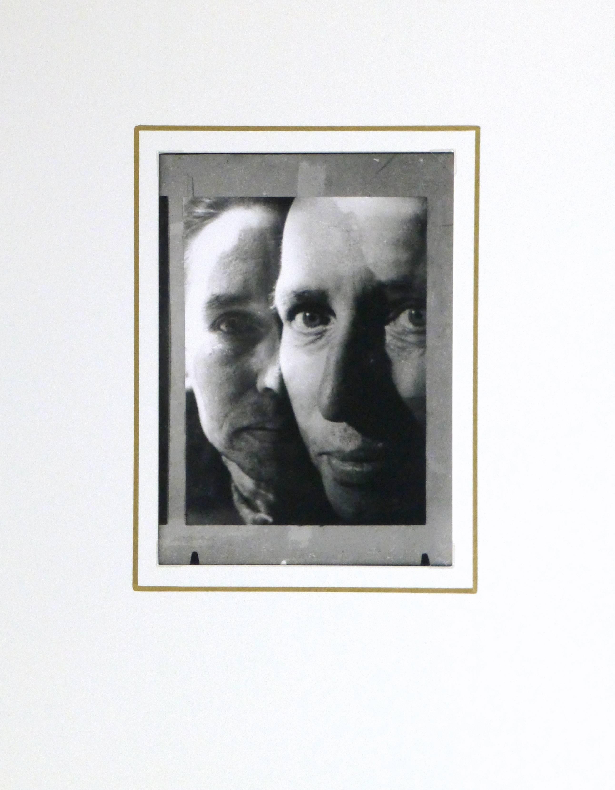 Fotografía en gelatina de plata de un primer plano de retratos superpuestos del fotógrafo Layet, hacia 1950. 

Obra de arte original sobre papel expuesta en un tapete blanco con borde dorado. Funda de plástico de archivo y certificado de