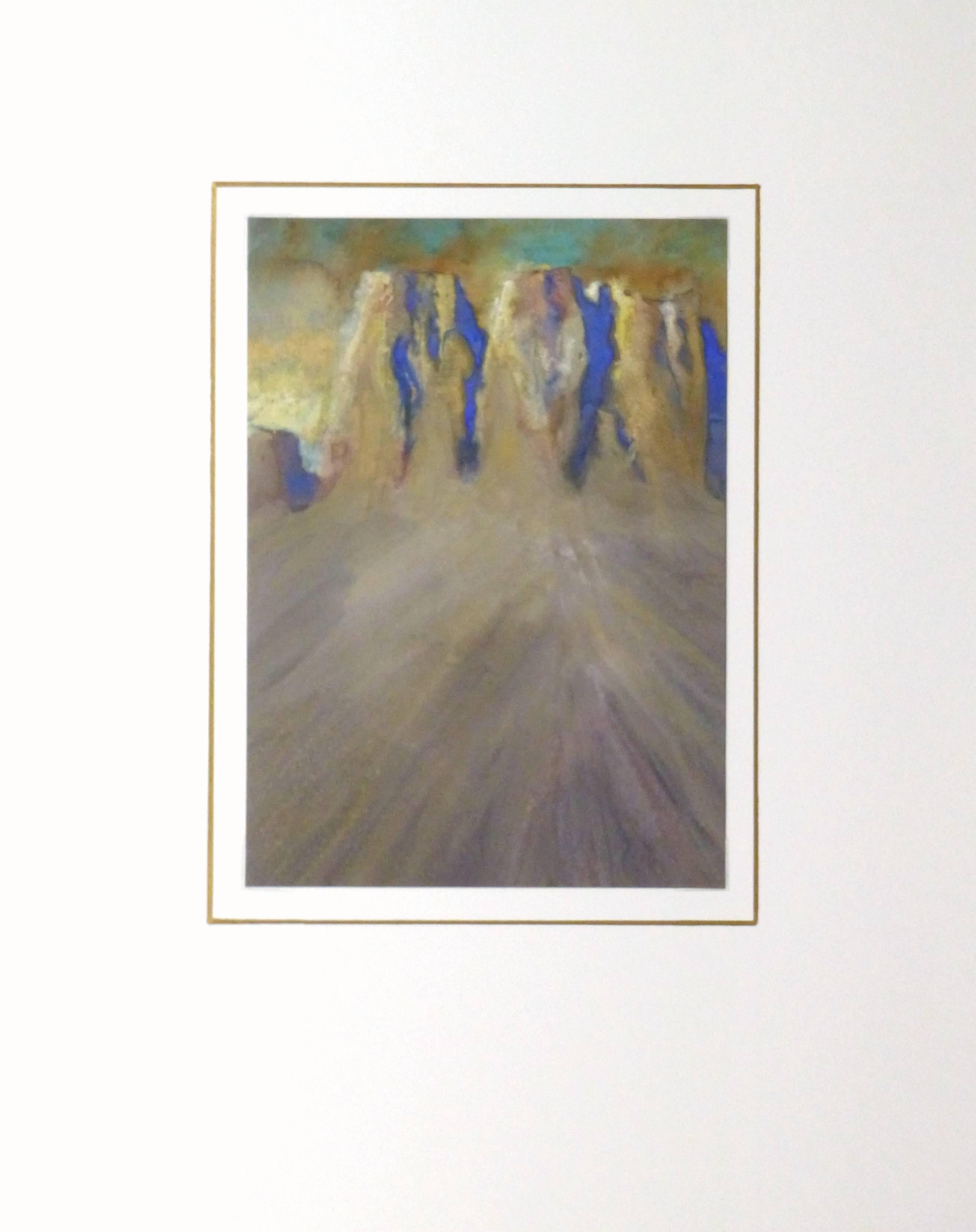 Paesaggio astratto moderno in acrilico e tempera di una formazione di terra mesa sotto un cielo che si oscura, opera dell'artista Lilian Coket, 2000.

Opera d'arte originale su carta esposta su un tappetino bianco con bordo dorato. Custodia in