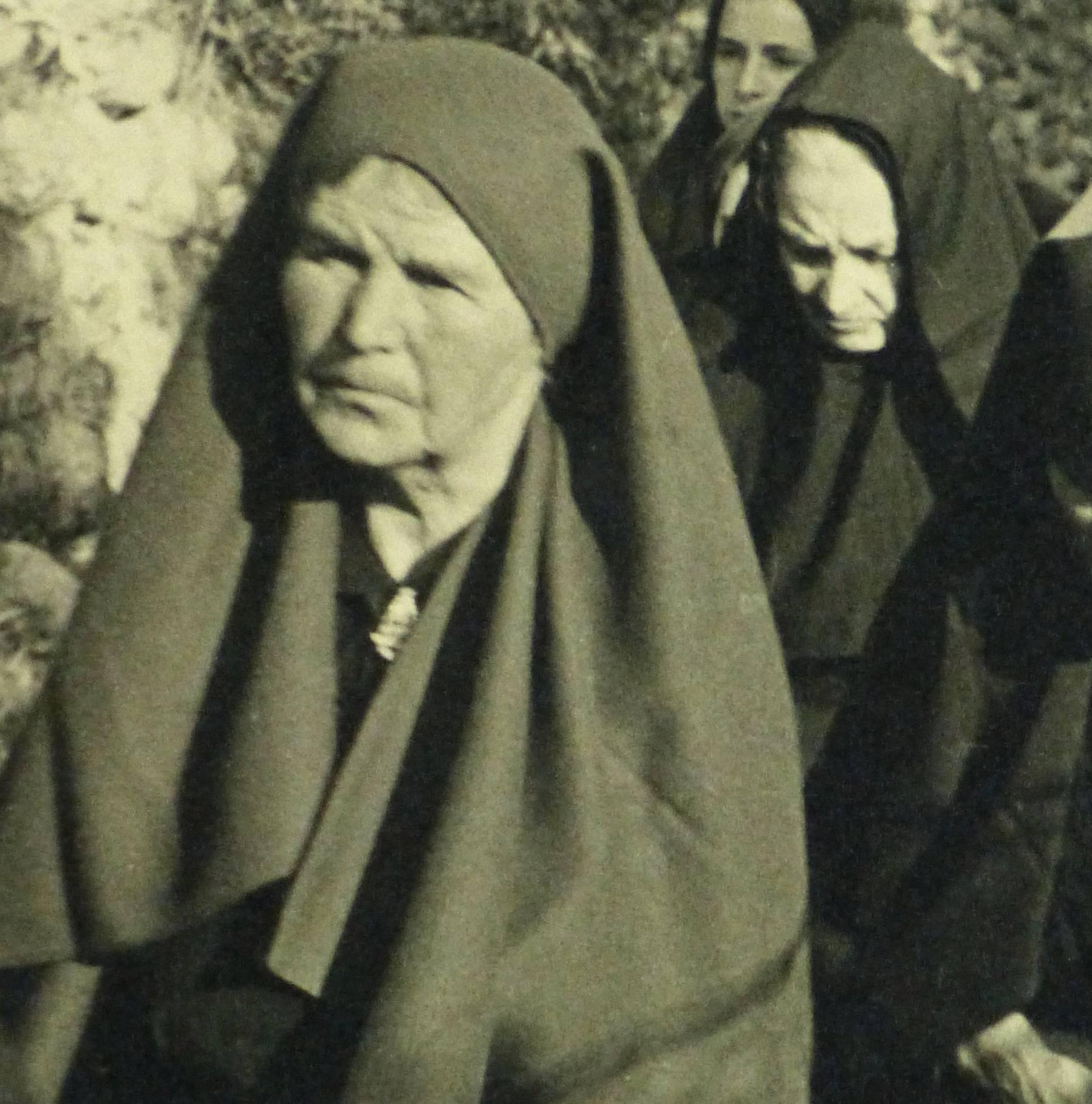 Französische Provence Procession (Sonstige Kunststile), Photograph, von Joseph Consavela