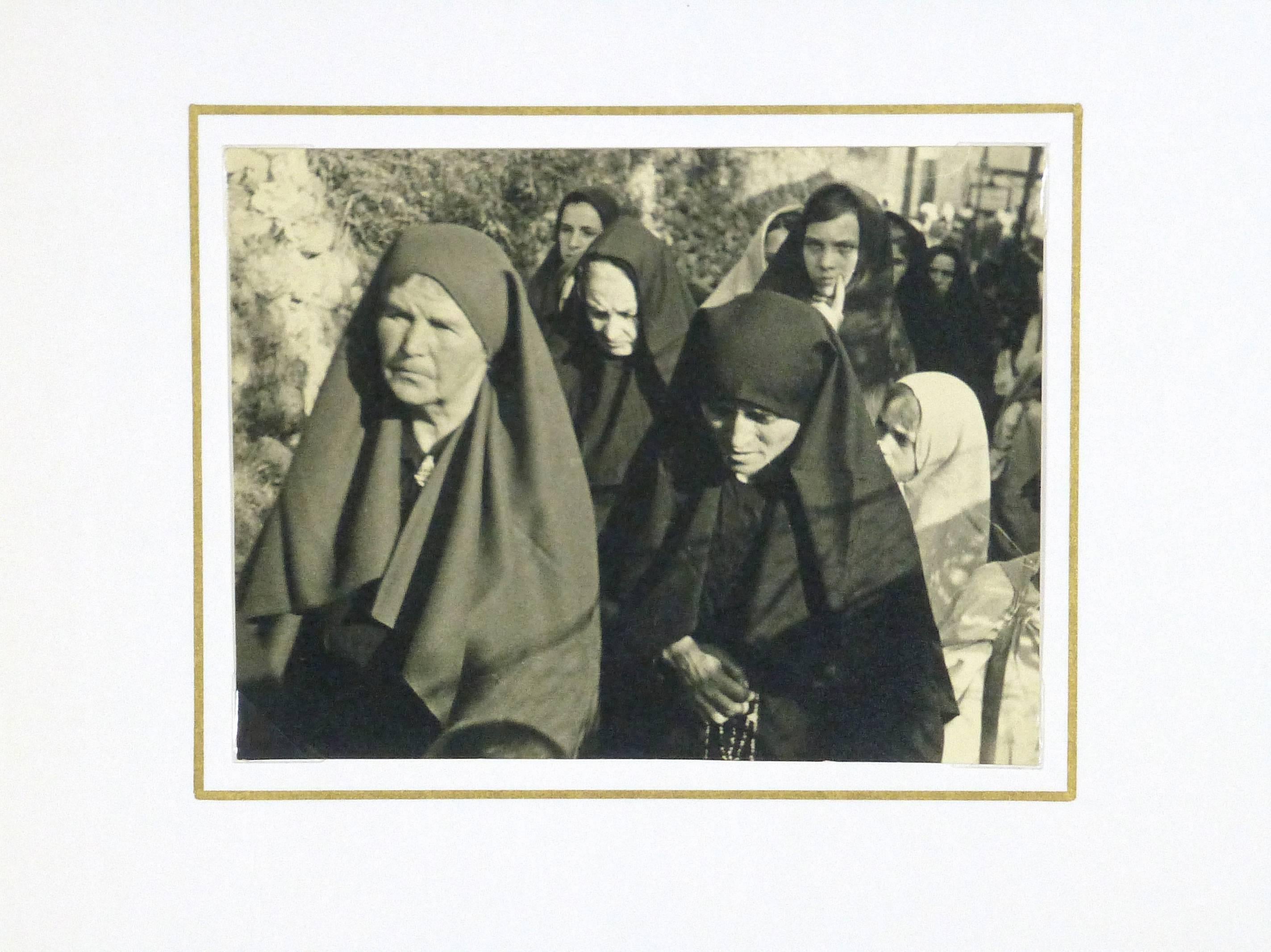 Französische Provence Procession (Schwarz), Figurative Photograph, von Joseph Consavela