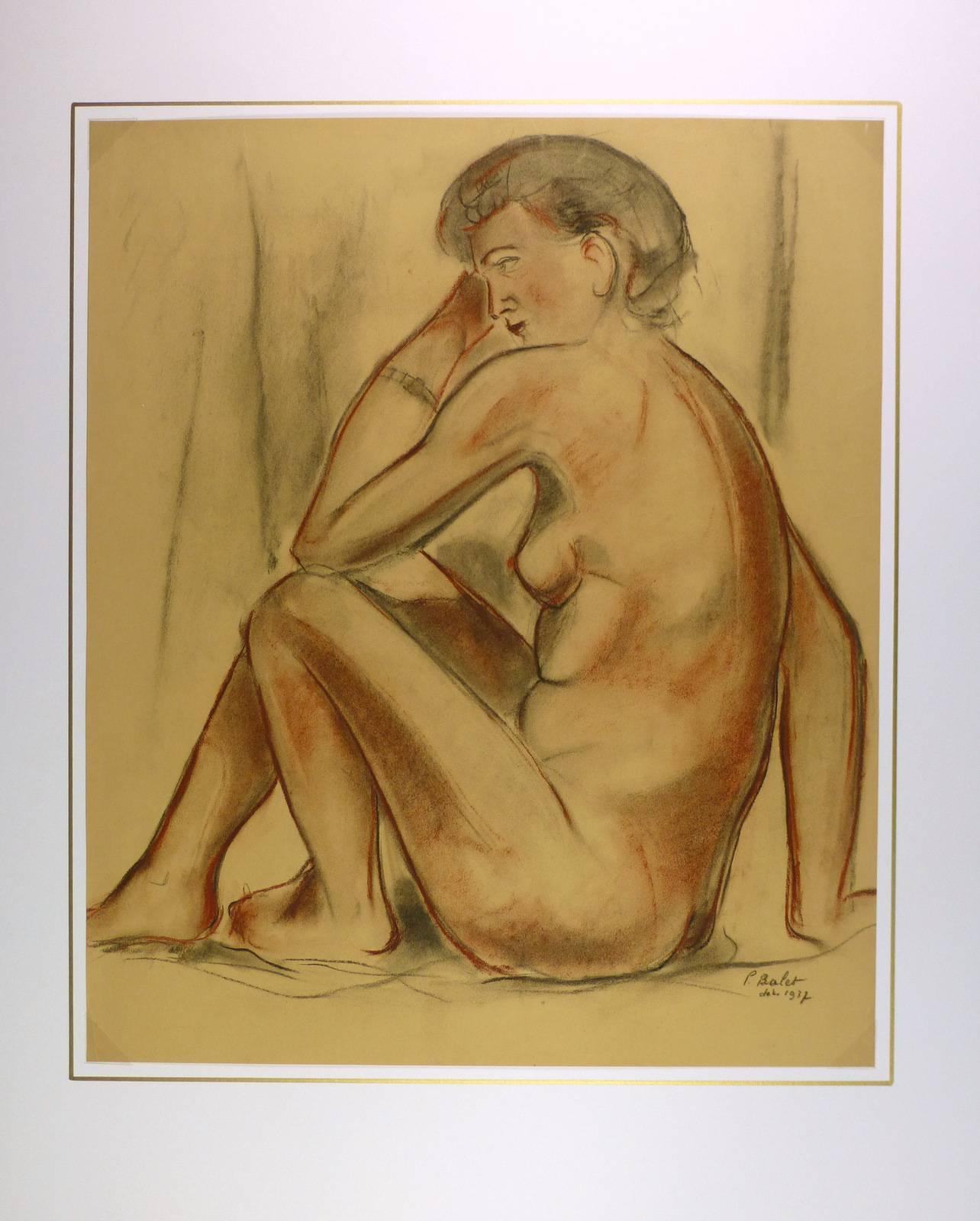 Kohlezeichnung einer nackten Frau, die vor einer Drapierung posiert, vom französischen Künstler P. Balet, 1937. Man beachte die Feinheit der Gesichtskomponenten und die schwachen Züge des Modernismus. Signiert und datiert unten rechts. 