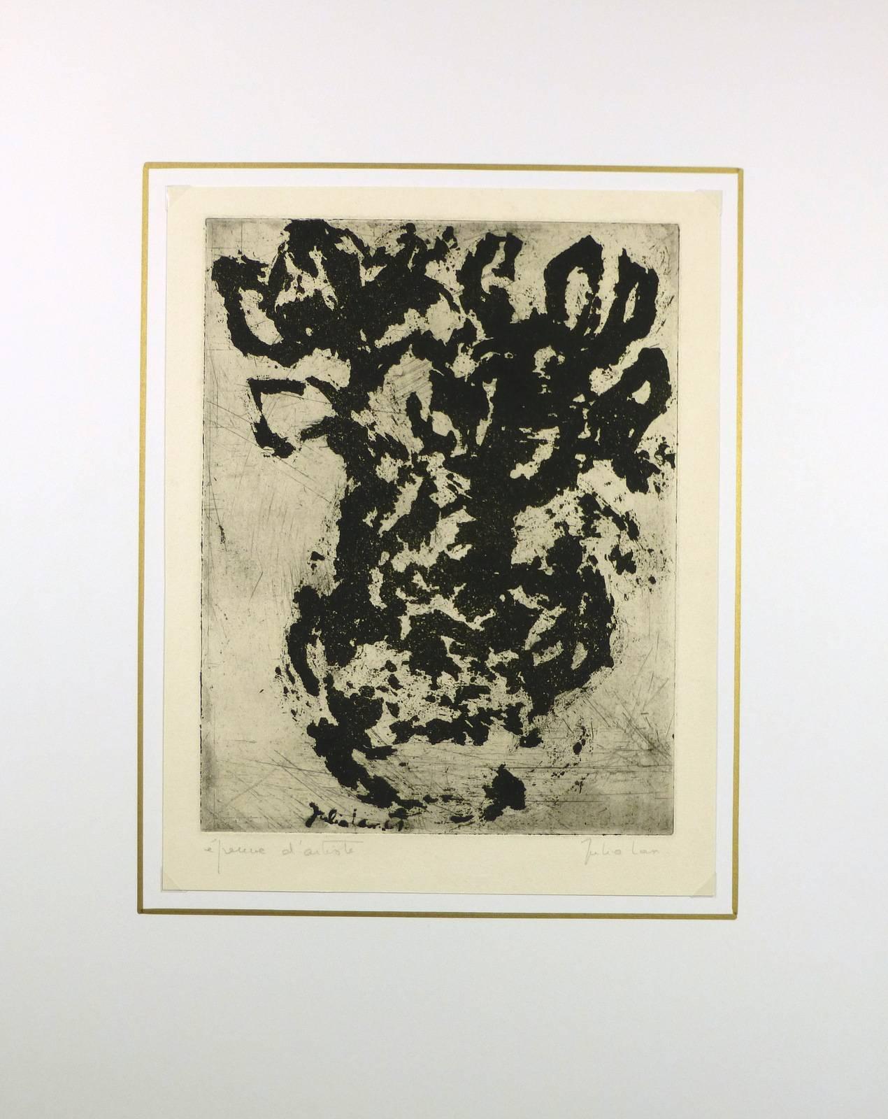Dynamische französische abstrakte Radierung in Schwarz und Grau der Künstlerin Julia Lan, um 1980. Signiert unten rechts.  

Originalkunstwerk auf Papier auf einem weißen Passepartout mit Goldrand. Die Matte passt in einen Rahmen in Standardgröße. 