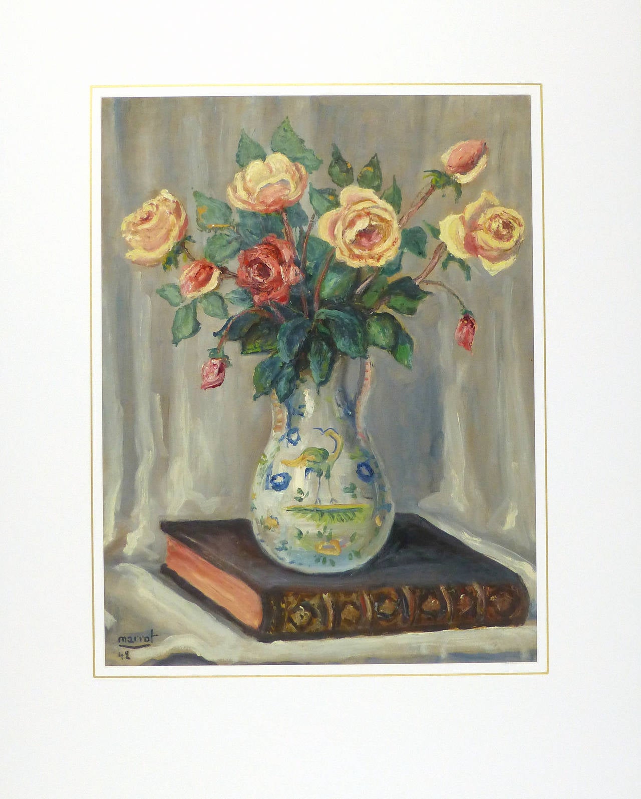 Spektakuläres Ölgemälde auf Papier eines eleganten Rosenstraußes in einem dekorativen Krug auf einem in Leder gebundenen Buch des französischen Künstlers Marrot, 1942. Signiert und datiert unten links. 

Original Vintage-Kunstwerk auf Papier auf