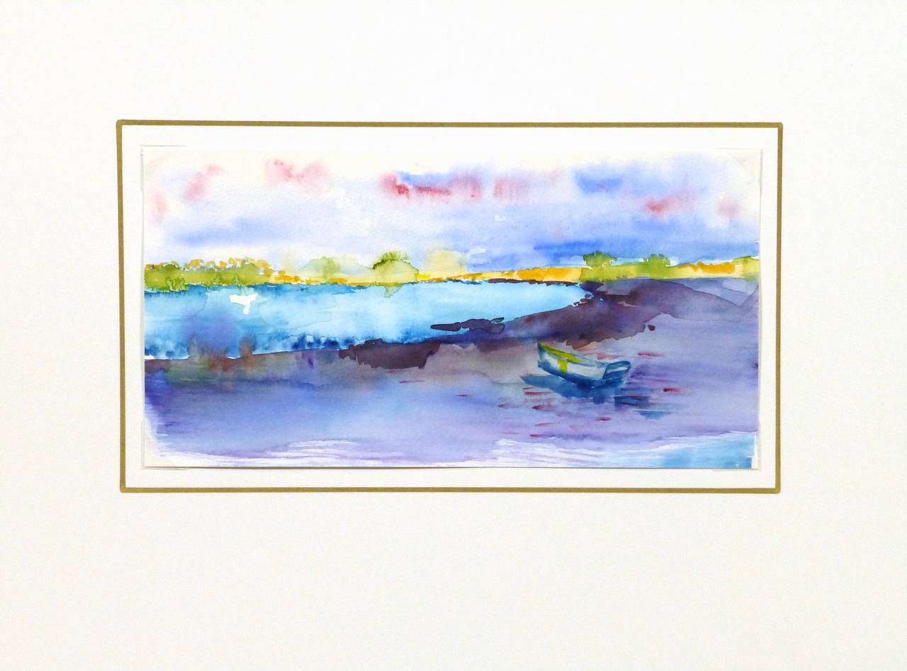 Verträumtes Aquarell eines kleinen Ruderbootes auf einem ruhigen See, umgeben von einem strahlenden, sonnigen Himmel, von Monique Tachdjian, 2009. 

Einzigartiges Originalkunstwerk auf Papier, das auf einer weißen Matte mit Goldrand präsentiert