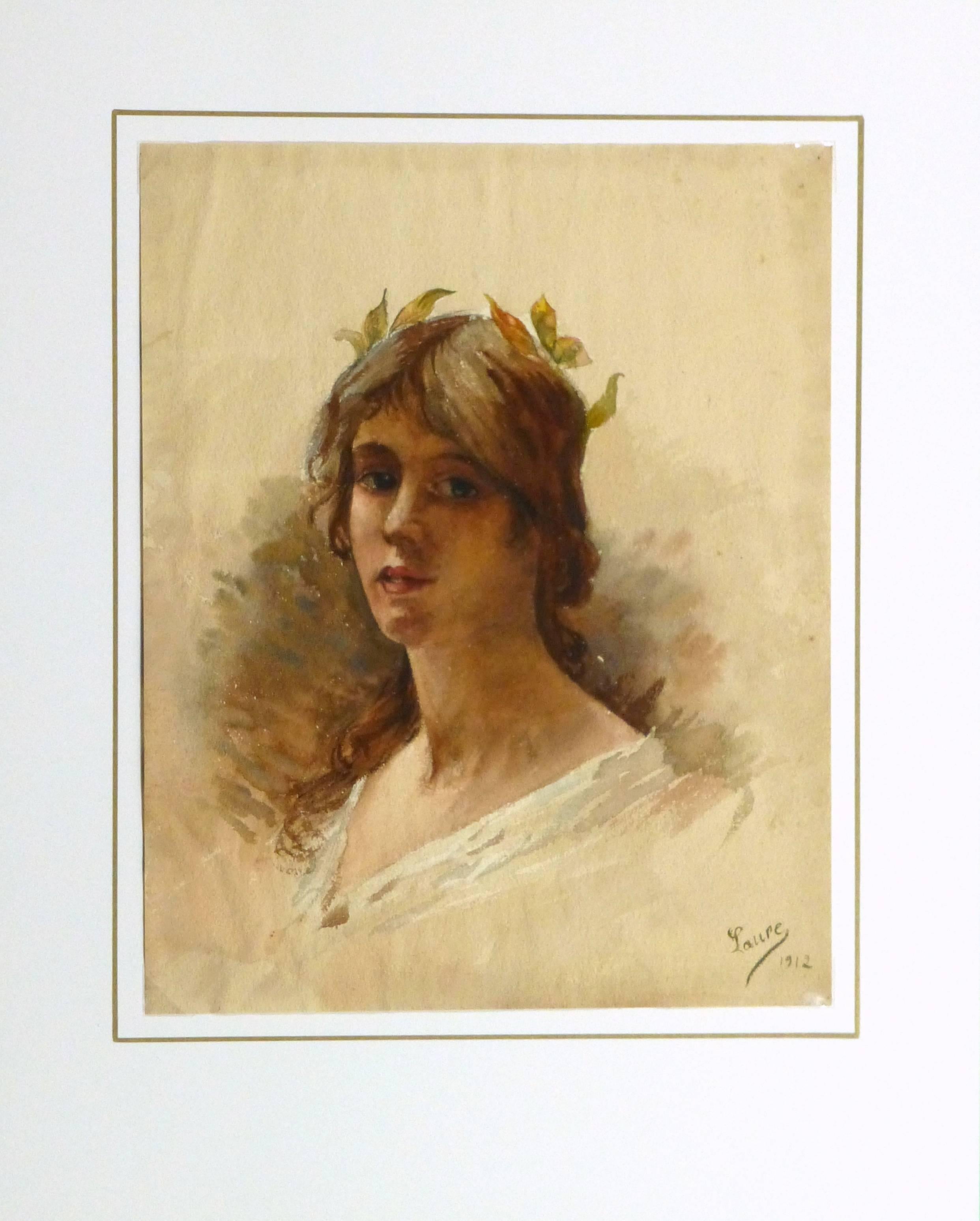 Warmes und angenehmes Aquarellporträt einer charmanten jungen Dame mit einer kleinen Krone auf Blättern, die ihr Haar akzentuiert, 1912. Signiert Laure und datiert unten rechts.

Einzigartiges Originalkunstwerk auf Papier, das auf einer weißen Matte