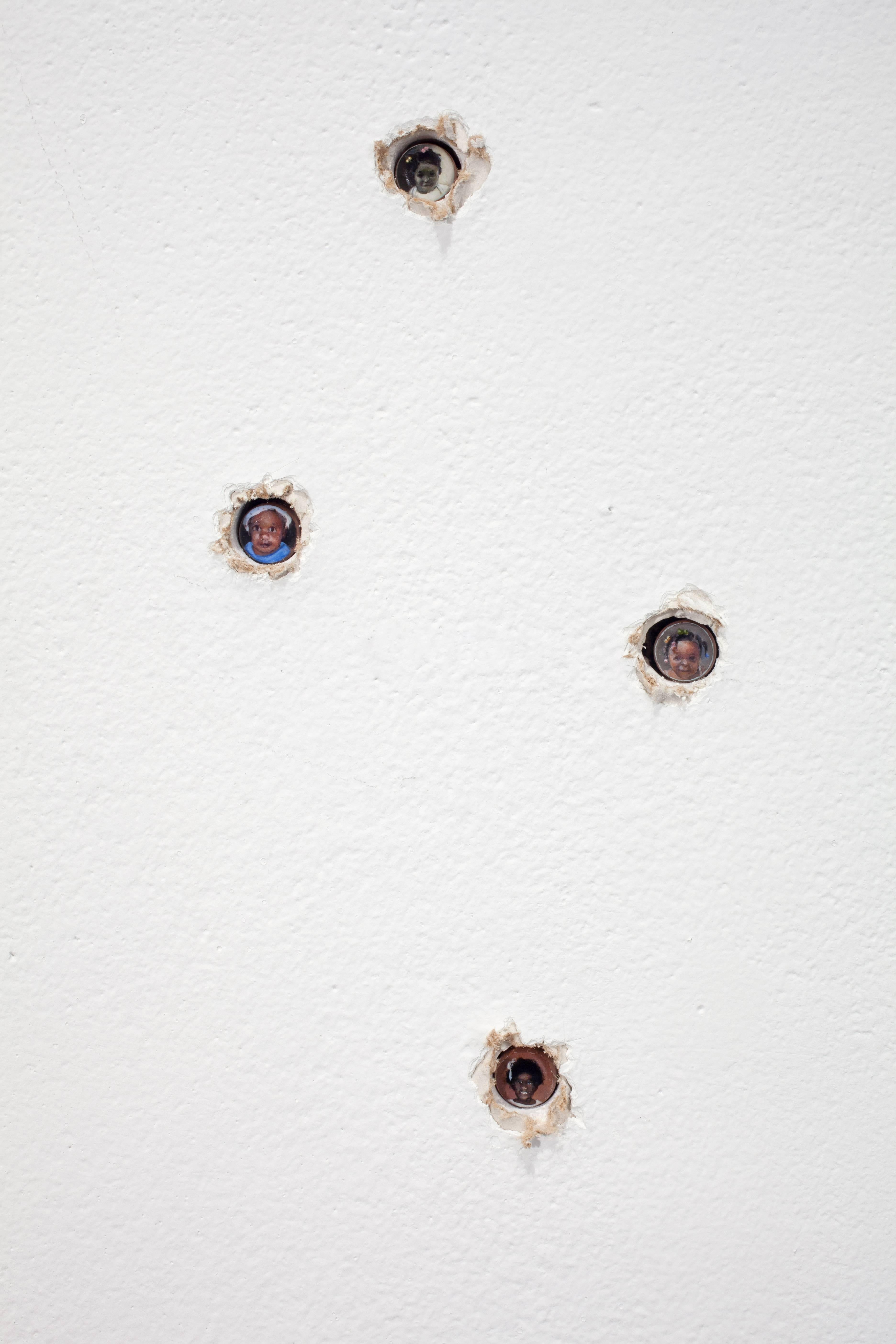 Les six derniers, sous six, tués par un fusil dans le sixième - Contemporain Painting par Adam Mysock