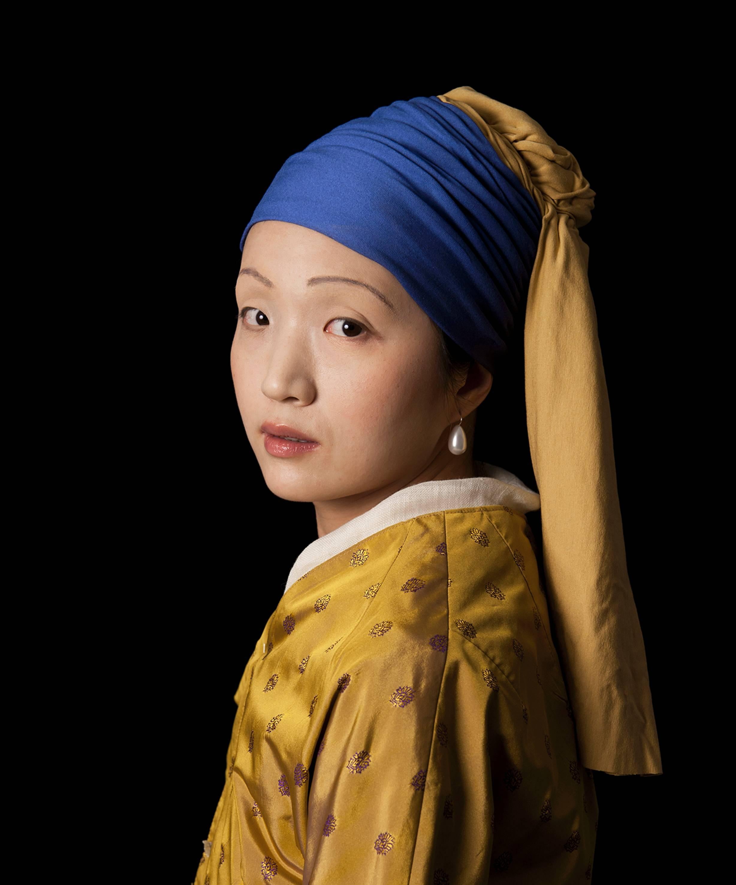 E2 - Kleinveld & Julien Figurative Photograph – Ode an Vermeer's Girl mit einem Perlenohrring