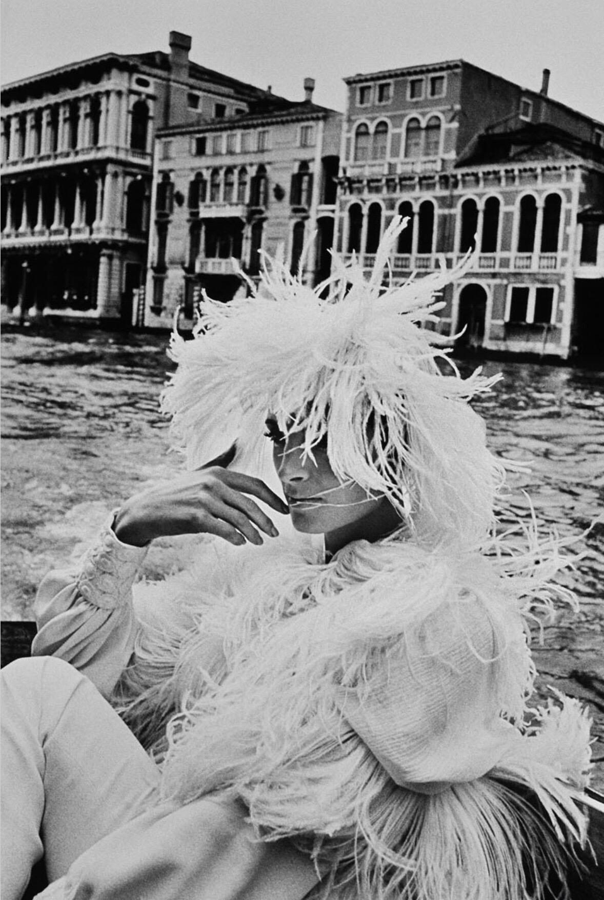 Model in Venedig" wurde an einem für Newton seltenen Ort aufgenommen: Venedig. Obwohl die Romantik der Stadt eine Quelle großer Inspiration für Newton war, hat er nur bei wenigen Gelegenheiten in der Stadt fotografiert, hier für das Queen Magazine