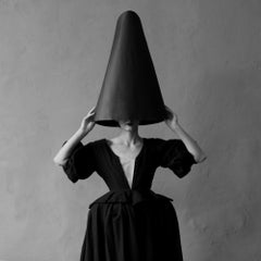 « Chapeau d'invisibilité » Photographie en noir et blanc, 39 x 39 pouces, éd. 2/3, par Olha Stepanian