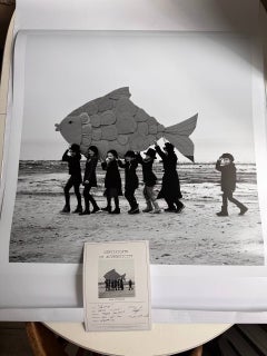"Catch", fotografia in bianco e nero, 31" x 31", in edizione limitata di 7 esemplari, di Olha Stepanian