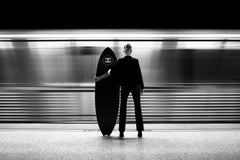 „Subway Surfer“ – Schwarz-Weiß-Fotografie, 24" x 36", Auflage: 7 Exemplare, von Brendan North