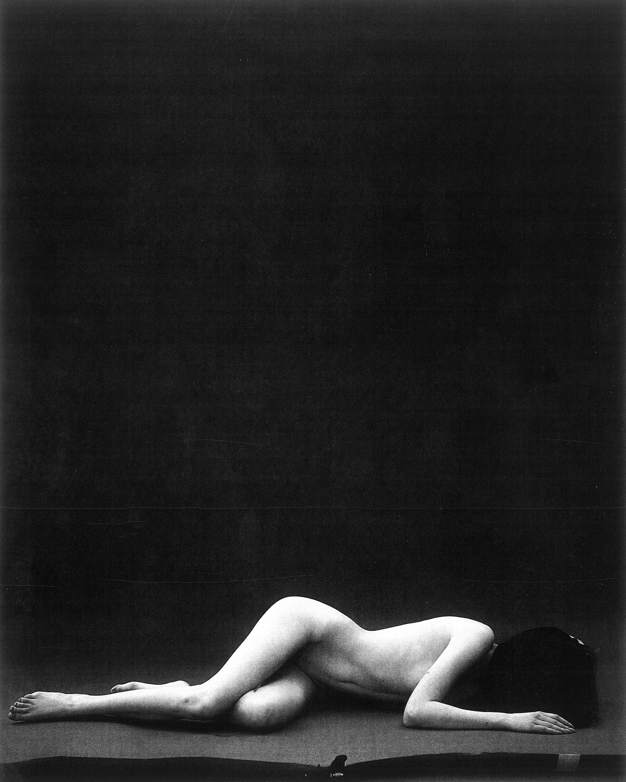 "Condit" Photographie en noir et blanc 39" x 31 "in Ed. of 7 by Kseniya Vashchenko

Signé et numéroté par l'artiste.	
Livré avec un certificat d'authenticité délivré par l'Artistics	

Non encadré. Livré roulé en tube. 

Tailles disponibles :