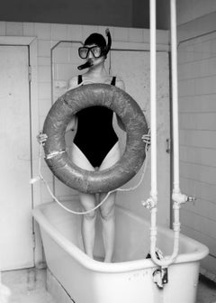 « Rescuer » – Photographie en noir et blanc, 50" x 35", édition limitée Éd. 1/3 par Olha Stepanian