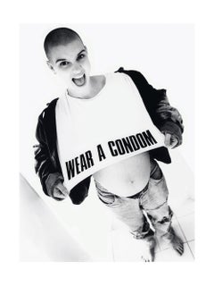 „Sinead Condom“ Schwarz-Weiß-Fotografie, 50 x 40 Zoll, limitierte Auflage „Ed of 50“ von Kate Garner