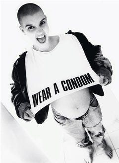 „Sinead Condom“ Schwarz-Weiß-Fotografie, 50 x 40 Zoll, limitierte Auflage „Ed of 50“ von Kate Garner