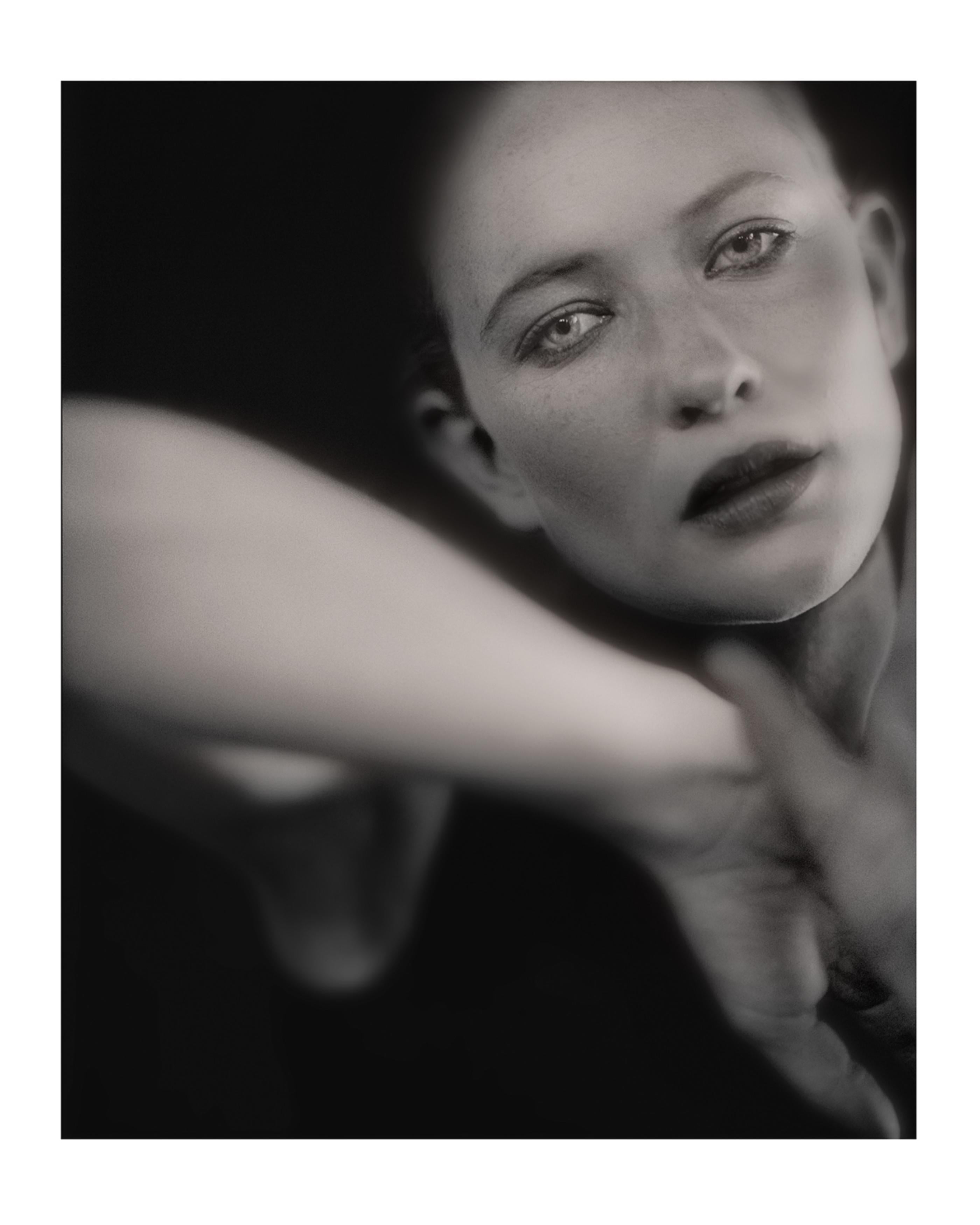 „Cate Blanchett“ – Fotografie, 30 x 24 Zoll, limitierte Auflage von 50 Exemplaren, von Kate Garner

Hahnemuhle Fine Art Archivierungspapier
Signiert und nummeriert vom Künstler
Kommt mit COA vom Künstler ausgestellt

Kate Garner: Sucherin, Sage und