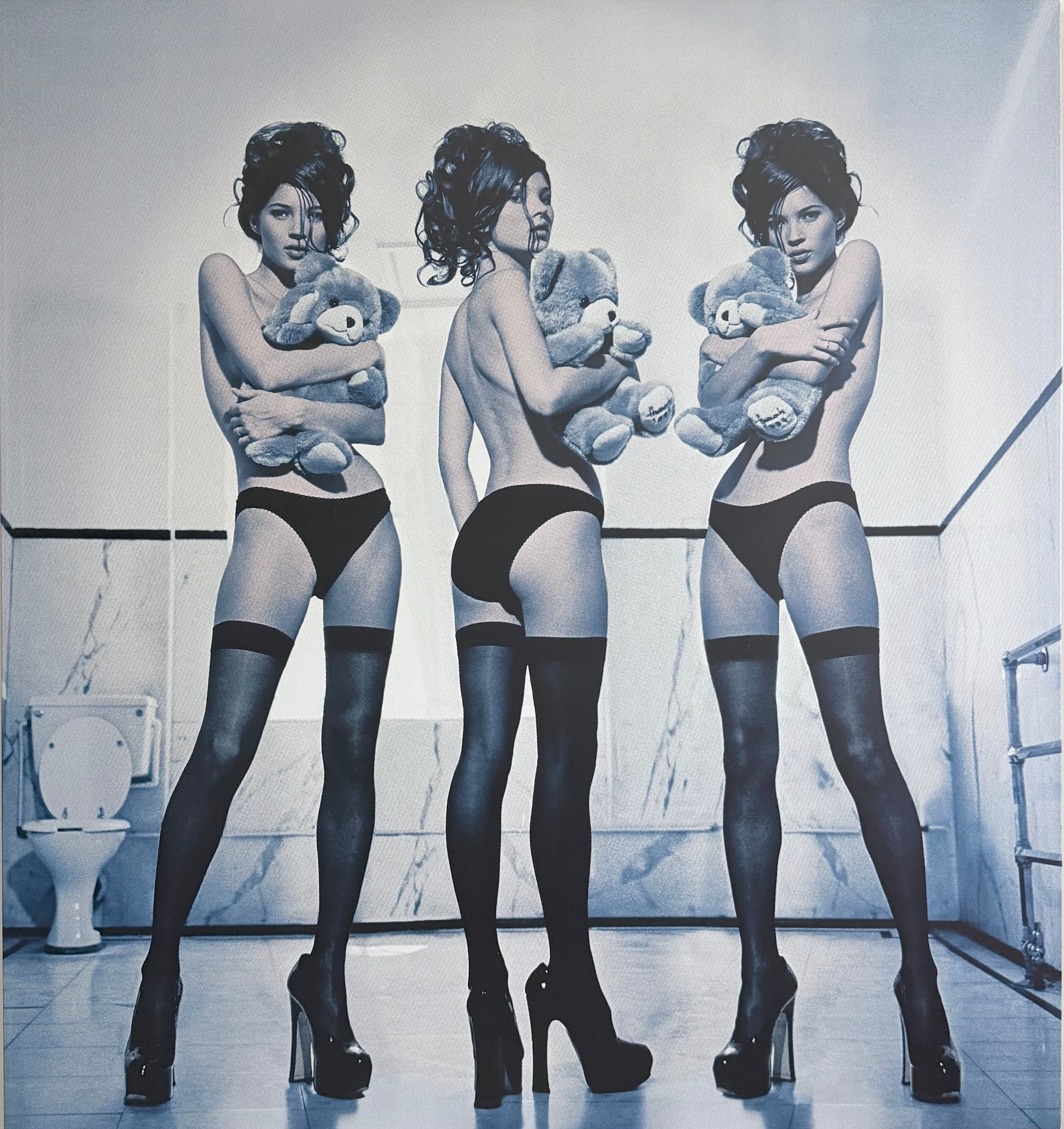 „Kate Moss Nr. 10“ – Einzigartiges Foto auf Leinwand, 58 × 53 1/2 Zoll, von Kate Garner

Auf der Rückseite signiert.

Hochwertiger Druck auf Hahnemühle-Papier mit archivbeständiger Tinte in Blau- und Rosatönen, auf Holzleisten aufgespannt.

Garners