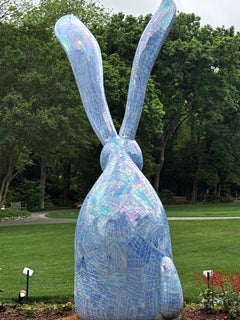 Hunt Slonem Dane Blue Bunny Monumentale 10' Mosaik-Glas-Skulptur Installation